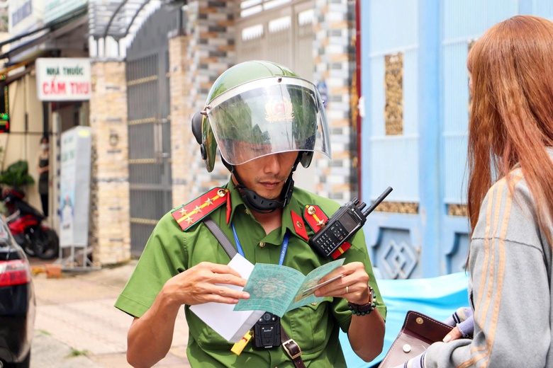 Lưu thông đường cấm theo giờ, nhiều tài xế ô tô bị phạt 2,5 triệu, tước bằng 2 tháng- Ảnh 8. Lưu thông đường cấm theo giờ, nhiều tài xế ô tô bị phạt 2,5 triệu, tước bằng 2 tháng- Ảnh 8.