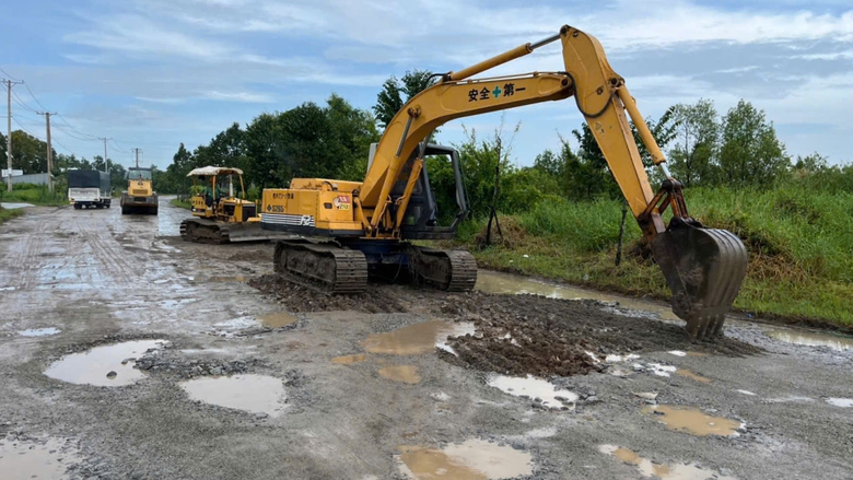 Khởi c&ocirc;ng n&acirc;ng cấp đường dẫn l&ecirc;n cầu Trần Văn Sớm sau phản &aacute;nh của B&aacute;o Giao th&ocirc;ng- Ảnh 1.