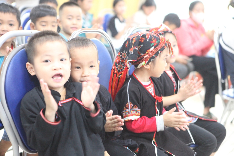 Tổng c&ocirc;ng ty Quản l&yacute; bay Việt Nam tặng hơn 1,3 tỷ đồng cho người d&acirc;n Y&ecirc;n B&aacute;i, Tuy&ecirc;n Quang- Ảnh 6.