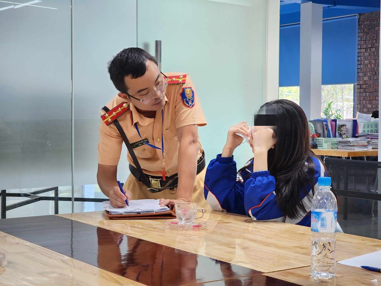 Ph&uacute; Thọ: Lực lượng CSGT v&agrave;o tận điểm trường, xử l&yacute; học sinh vi phạm giao th&ocirc;ng- Ảnh 3.