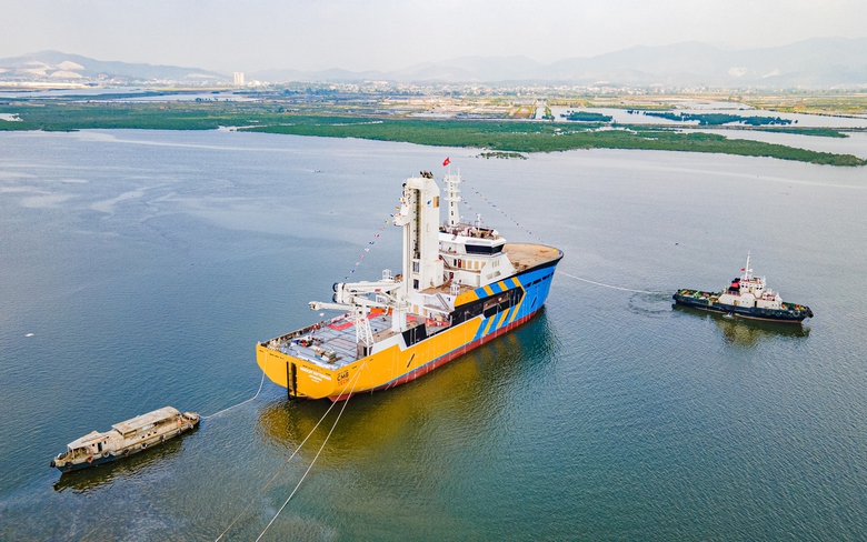 T&agrave;u điện gi&oacute; vừa hạ thủy ở Hạ Long hiện đại cỡ n&agrave;o?