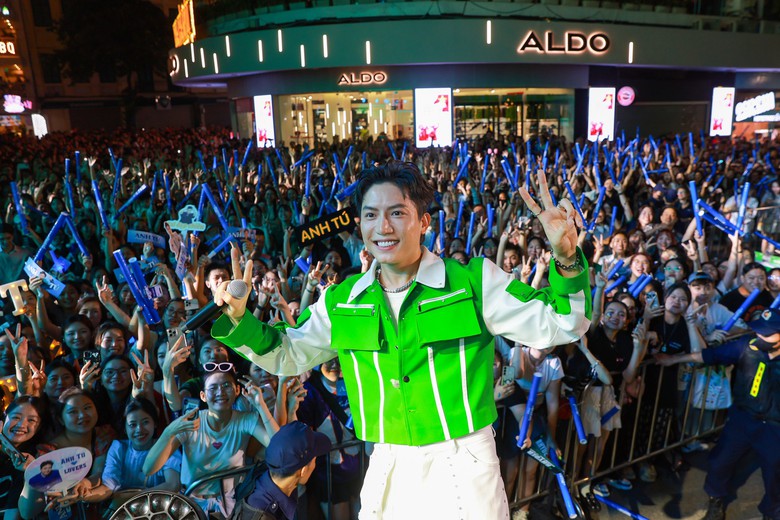 Anh T&uacute; c&oacute; phần giao lưu, chụp ảnh cực sung c&ugrave;ng kh&aacute;n giả.
