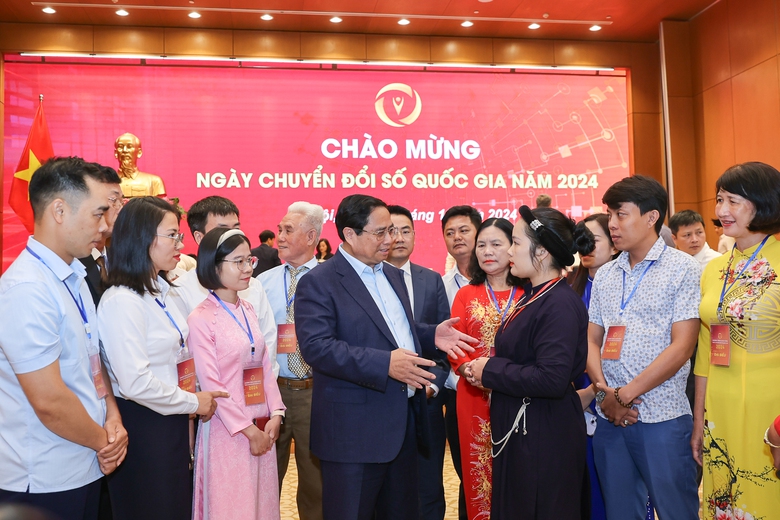 Phấn đấu đưa to&agrave;n bộ dịch vụ c&ocirc;ng l&ecirc;n nền tảng số để giảm chi ph&iacute;, tham nhũng, ti&ecirc;u cực- Ảnh 2.