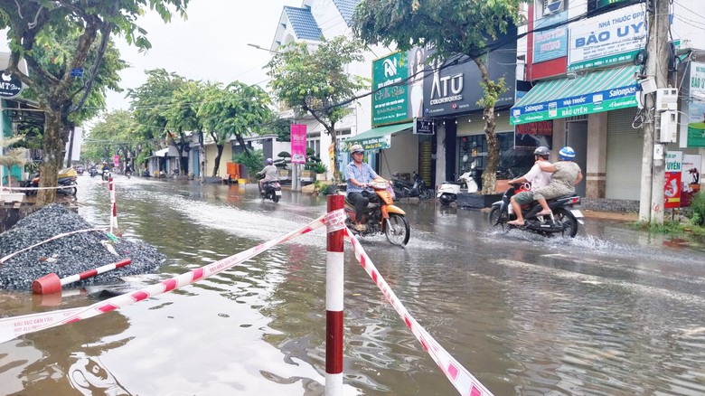Sau phản &aacute;nh của B&aacute;o Giao th&ocirc;ng, th&agrave;nh phố Sa Đ&eacute;c triển khai chống ngập nhiều tuyến đường- Ảnh 3.
