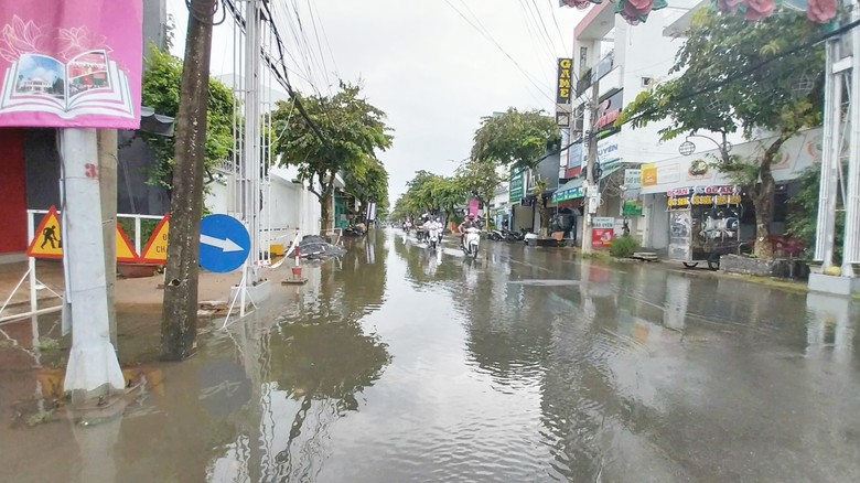 Sau phản &aacute;nh của B&aacute;o Giao th&ocirc;ng, th&agrave;nh phố Sa Đ&eacute;c triển khai chống ngập nhiều tuyến đường- Ảnh 1.