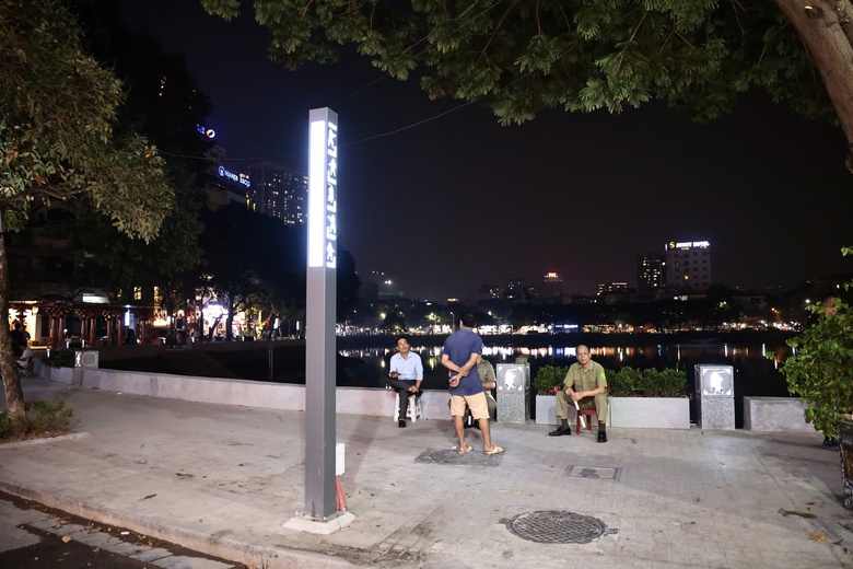 Phố đi bộ hồ Ngọc Khánh vắng vẻ ngày đầu mở cửa- Ảnh 5. Phố đi bộ hồ Ngọc Khánh vắng vẻ ngày đầu mở cửa- Ảnh 5.