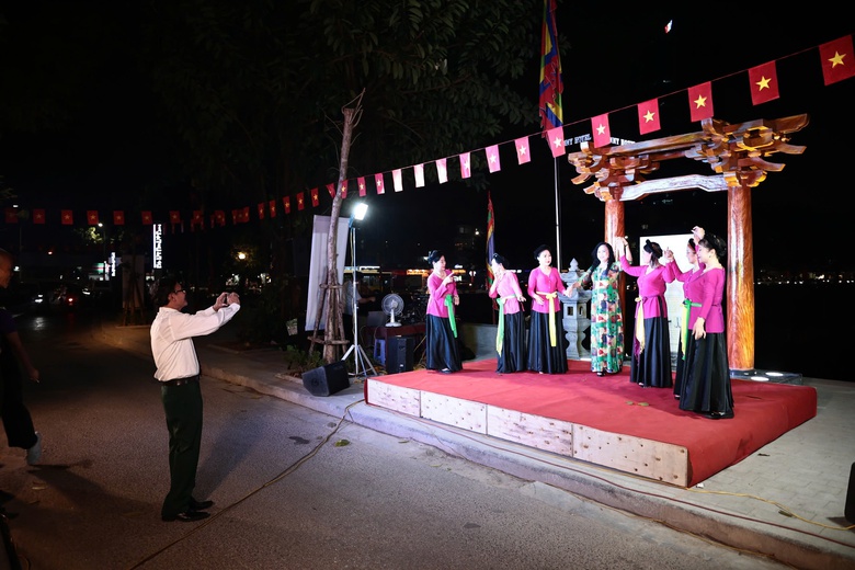 Phố đi bộ hồ Ngọc Khánh vắng vẻ ngày đầu mở cửa- Ảnh 7. Phố đi bộ hồ Ngọc Khánh vắng vẻ ngày đầu mở cửa- Ảnh 7.