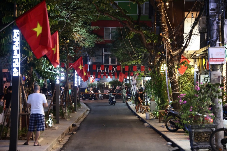 Phố đi bộ hồ Ngọc Khánh vắng vẻ ngày đầu mở cửa- Ảnh 8. Phố đi bộ hồ Ngọc Khánh vắng vẻ ngày đầu mở cửa- Ảnh 8.