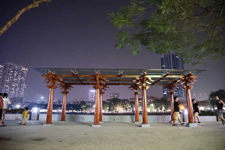 Phố đi bộ hồ Ngọc Khánh vắng vẻ ngày đầu mở cửa- Ảnh 10. Phố đi bộ hồ Ngọc Khánh vắng vẻ ngày đầu mở cửa- Ảnh 10.