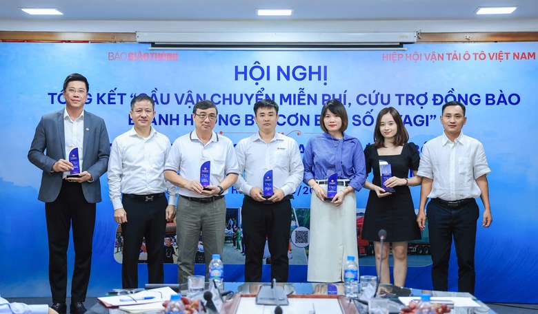 Bộ trưởng Bộ GTVT tặng bằng khen 6 đơn vị tham gia cầu vận chuyển miễn ph&iacute; h&agrave;ng cứu trợ- Ảnh 5.