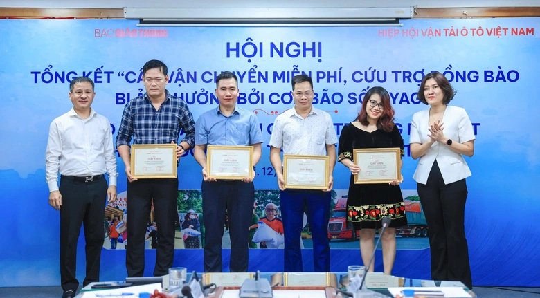 Bộ trưởng Bộ GTVT tặng bằng khen 6 đơn vị tham gia cầu vận chuyển miễn ph&iacute; h&agrave;ng cứu trợ- Ảnh 6.