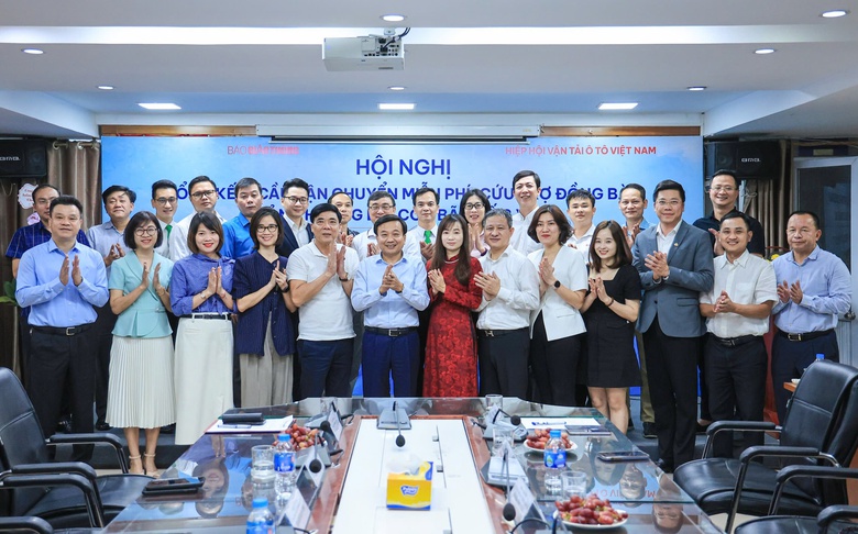 Bộ trưởng Bộ GTVT tặng bằng khen 6 đơn vị tham gia cầu vận chuyển miễn ph&iacute; h&agrave;ng cứu trợ- Ảnh 10.