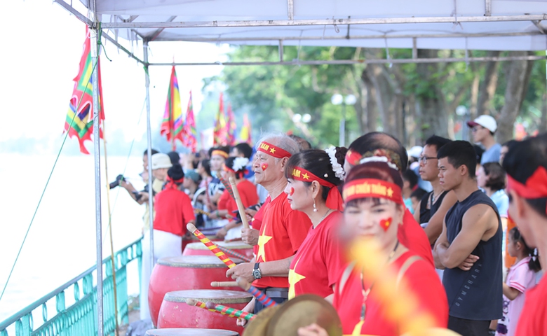 Hấp dẫn, kịch t&iacute;nh giải bơi chải thuyền rồng ch&agrave;o mừng 70 năm Ng&agrave;y Giải ph&oacute;ng Thủ đ&ocirc;- Ảnh 12.