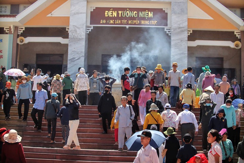 H&agrave;ng ng&agrave;n lượt người d&acirc;ng hương tưởng nhớ Anh h&ugrave;ng d&acirc;n tộc Nguyễn Trung Trực- Ảnh 4.