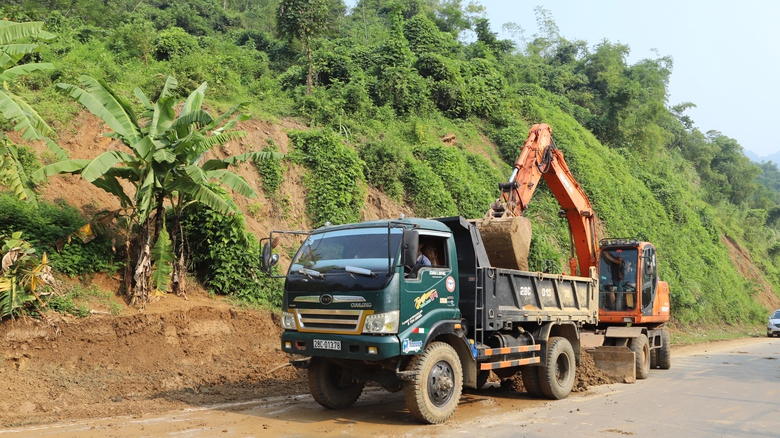 H&ograve;a B&igrave;nh: Nỗ lực khắc phục c&aacute;c tuyến đường hư hỏng do mưa lũ để kh&ocirc;i phục sản xuất- Ảnh 2.