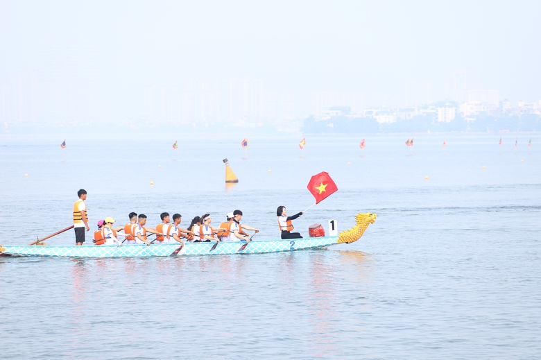 Hấp dẫn, kịch t&iacute;nh giải bơi chải thuyền rồng ch&agrave;o mừng 70 năm Ng&agrave;y Giải ph&oacute;ng Thủ đ&ocirc;- Ảnh 3.