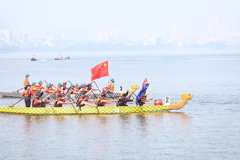 Hấp dẫn, kịch t&iacute;nh giải bơi chải thuyền rồng ch&agrave;o mừng 70 năm Ng&agrave;y Giải ph&oacute;ng Thủ đ&ocirc;- Ảnh 17.
