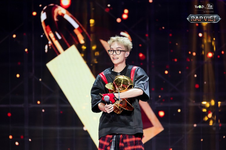 Karik trong Rap Việt tập 4: Tôi bị vùi dập nhất, chưa thấy may mắn mỉm cười- Ảnh 3. Karik trong Rap Việt tập 4: Tôi bị vùi dập nhất, chưa thấy may mắn mỉm cười- Ảnh 3.