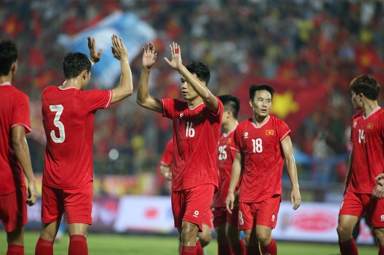 H&ograve;a Ấn Độ, tuyển Việt Nam lại bị Th&aacute;i Lan nới rộng khoảng c&aacute;ch tr&ecirc;n bảng xếp hạng FIFA- Ảnh 1.