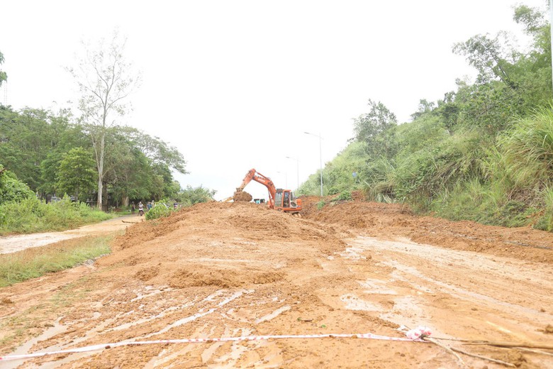 H&ograve;a B&igrave;nh: Nỗ lực khắc phục c&aacute;c tuyến đường hư hỏng do mưa lũ để kh&ocirc;i phục sản xuất- Ảnh 1.