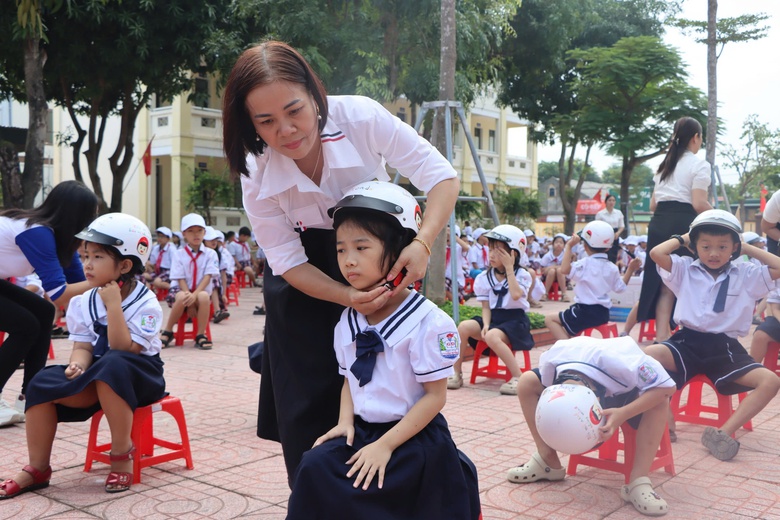 Học sinh H&agrave; Tĩnh được tặng gần 26.000 mũ bảo hiểm đạt chuẩn- Ảnh 4.