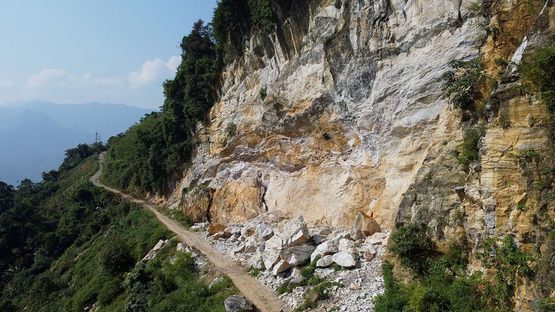 Y&ecirc;n B&aacute;i: Th&acirc;m nhập l&atilde;nh địa đ&aacute; cảnh lậu ở Suối Gi&agrave;ng- Ảnh 3.