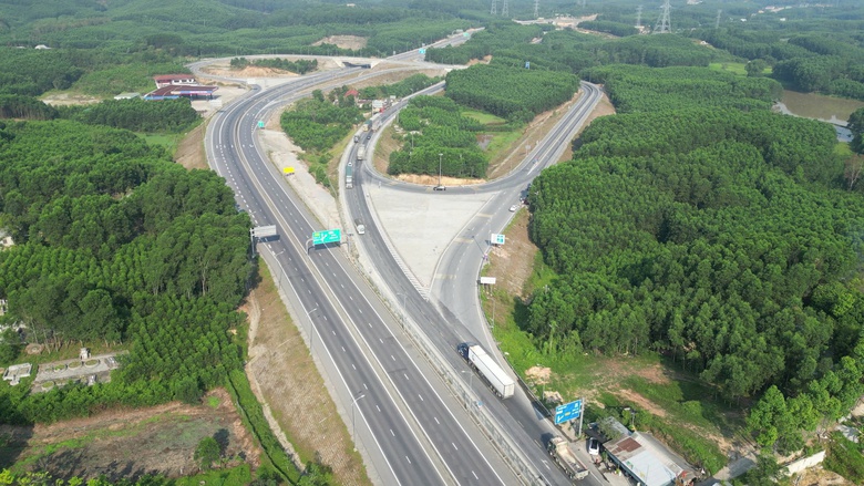 Vì sao tổng mức đầu tư đề xuất mở rộng cao tốc Cam Lộ - La Sơn giảm hơn 500 tỷ đồng?- Ảnh 1. Vì sao tổng mức đầu tư đề xuất mở rộng cao tốc Cam Lộ - La Sơn giảm hơn 500 tỷ đồng?- Ảnh 1.