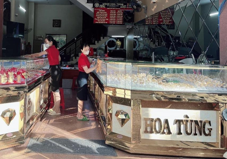 Cửa h&agrave;ng v&agrave;ng ở Quảng Ng&atilde;i bị phạt hơn 235 triệu v&igrave; mua b&aacute;n h&agrave;ng giả mạo- Ảnh 1.