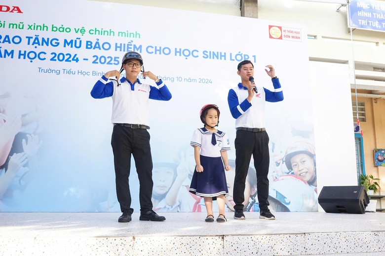 Trao mũ bảo hiểm cho h&agrave;ng trăm học sinh trường Tiểu học B&igrave;nh Ch&aacute;nh (TP.HCM)- Ảnh 1.