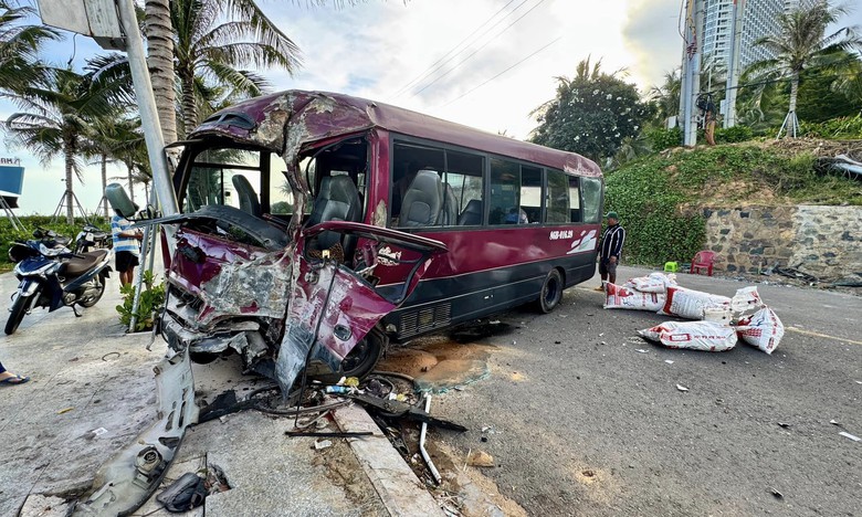 Xe kh&aacute;ch va chạm xe 4 chỗ tr&ecirc;n đường ven biển Mũi N&eacute;, nhiều người bị thương- Ảnh 1.