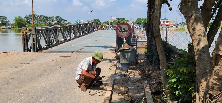 Nam Định: Cầu phao Ninh Cường thông xe trở lại sau sự cố bị đứt- Ảnh 4. Nam Định: Cầu phao Ninh Cường thông xe trở lại sau sự cố bị đứt- Ảnh 4.