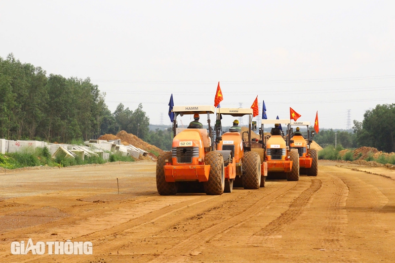 Nhộn nhịp c&ocirc;ng trường cao tốc ph&iacute;a Nam d&ugrave; s&aacute;ng nắng, chiều mưa- Ảnh 6.