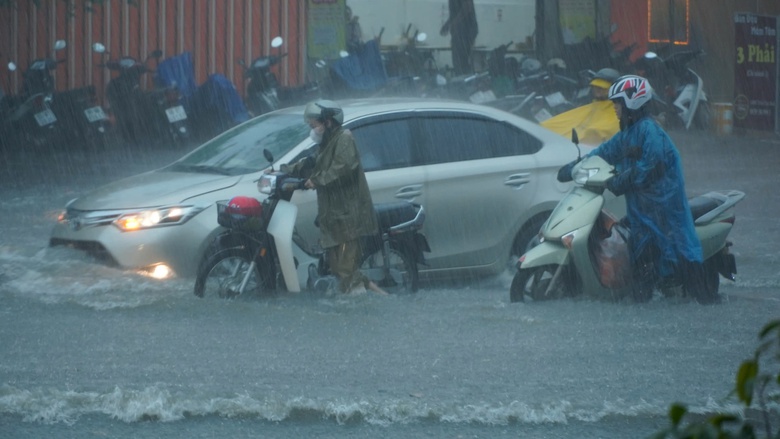 H&agrave;ng loạt tuyến đường Cần Thơ &ugrave;n tắc giờ cao điểm sau cơn mưa lớn kỷ lục- Ảnh 1.
