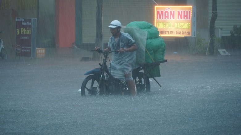 H&agrave;ng loạt tuyến đường Cần Thơ &ugrave;n tắc giờ cao điểm sau cơn mưa lớn kỷ lục- Ảnh 3.