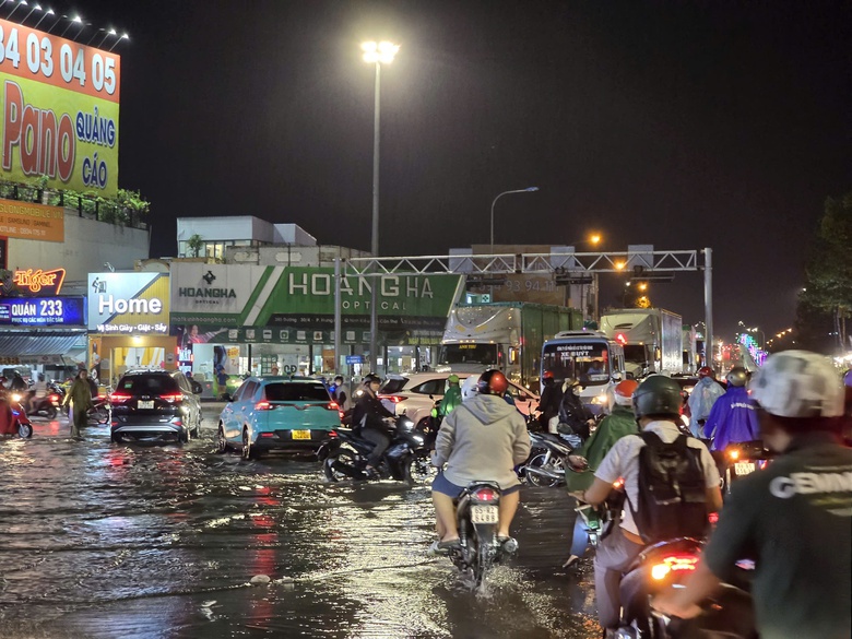 H&agrave;ng loạt tuyến đường Cần Thơ &ugrave;n tắc giờ cao điểm sau cơn mưa lớn kỷ lục- Ảnh 4.
