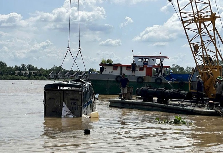 Ng&agrave;nh chức năng đang trục vớt &ocirc; t&ocirc; tải rơi xuống s&ocirc;ng.