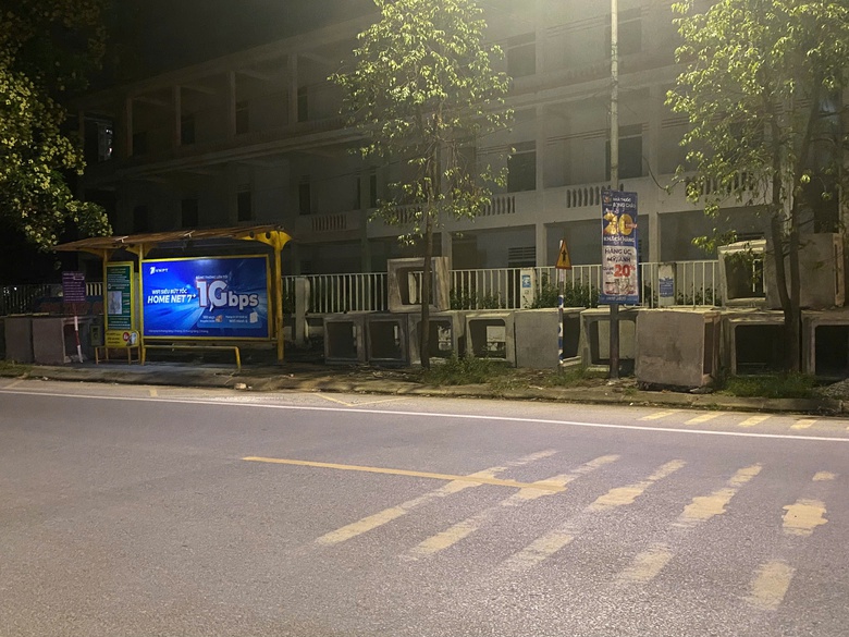 Nhiều vỉa h&egrave; ở TP Vinh bị biến th&agrave;nh b&atilde;i tập kết cấu kiện c&ocirc;ng tr&igrave;nh- Ảnh 14.