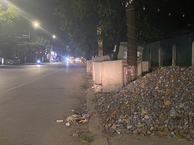 Nhiều vỉa h&egrave; ở TP Vinh bị biến th&agrave;nh b&atilde;i tập kết cấu kiện c&ocirc;ng tr&igrave;nh- Ảnh 3.
