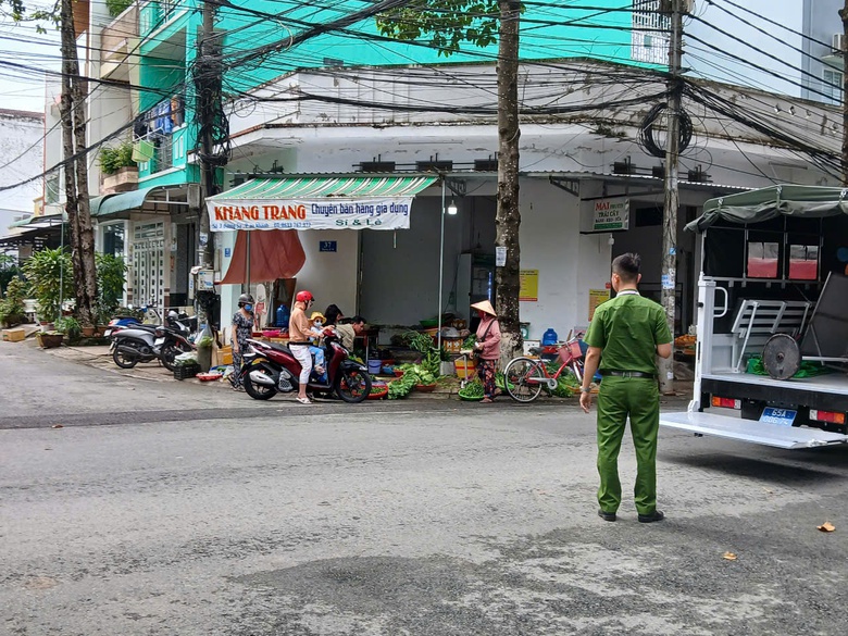 T&aacute;i diễn nạn chiếm vỉa h&egrave;, l&ograve;ng đường ở quận trung t&acirc;m TP Cần Thơ- Ảnh 8.