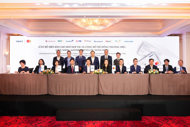 9 ngân hàng đầu tiên tham gia phát hành thẻ đồng thương hiệu NAPAS và Mastercard- Ảnh 1. 9 ngân hàng đầu tiên tham gia phát hành thẻ đồng thương hiệu NAPAS và Mastercard- Ảnh 1.
