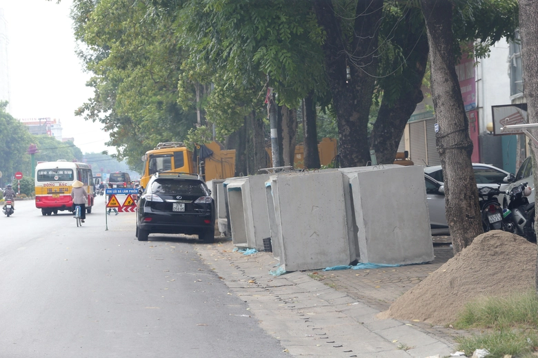 Nhiều vỉa h&egrave; ở TP Vinh bị biến th&agrave;nh b&atilde;i tập kết cấu kiện c&ocirc;ng tr&igrave;nh- Ảnh 8.