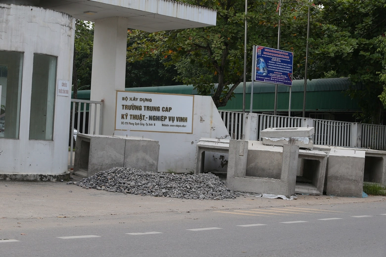 Nhiều vỉa h&egrave; ở TP Vinh bị biến th&agrave;nh b&atilde;i tập kết cấu kiện c&ocirc;ng tr&igrave;nh- Ảnh 4.