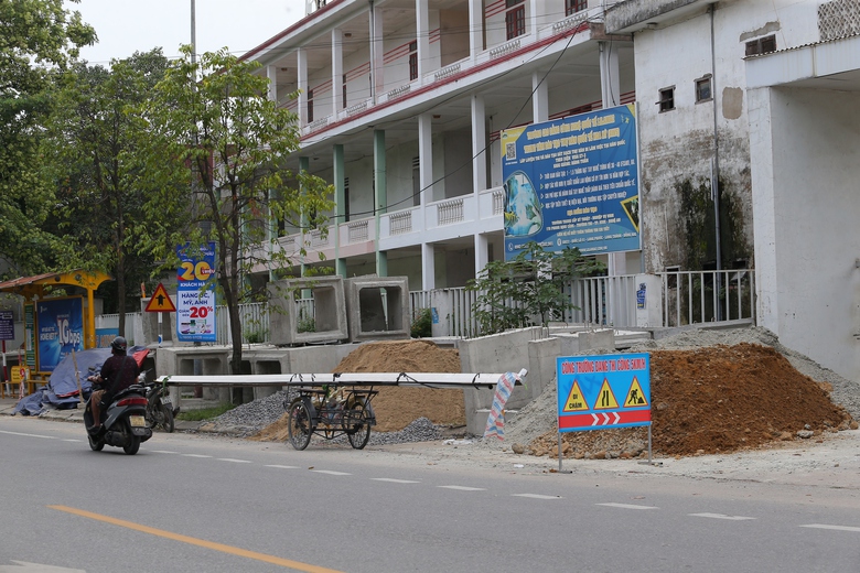 Nhiều vỉa h&egrave; ở TP Vinh bị biến th&agrave;nh b&atilde;i tập kết cấu kiện c&ocirc;ng tr&igrave;nh- Ảnh 6.