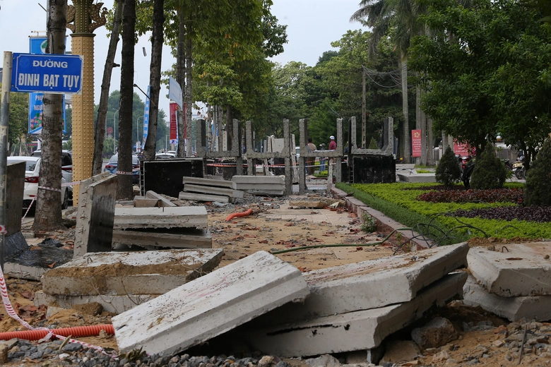 Nhiều vỉa h&egrave; ở TP Vinh bị biến th&agrave;nh b&atilde;i tập kết cấu kiện c&ocirc;ng tr&igrave;nh- Ảnh 1.