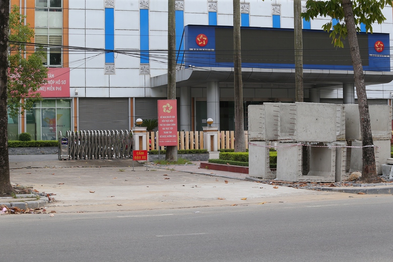 Nhiều vỉa h&egrave; ở TP Vinh bị biến th&agrave;nh b&atilde;i tập kết cấu kiện c&ocirc;ng tr&igrave;nh- Ảnh 11.