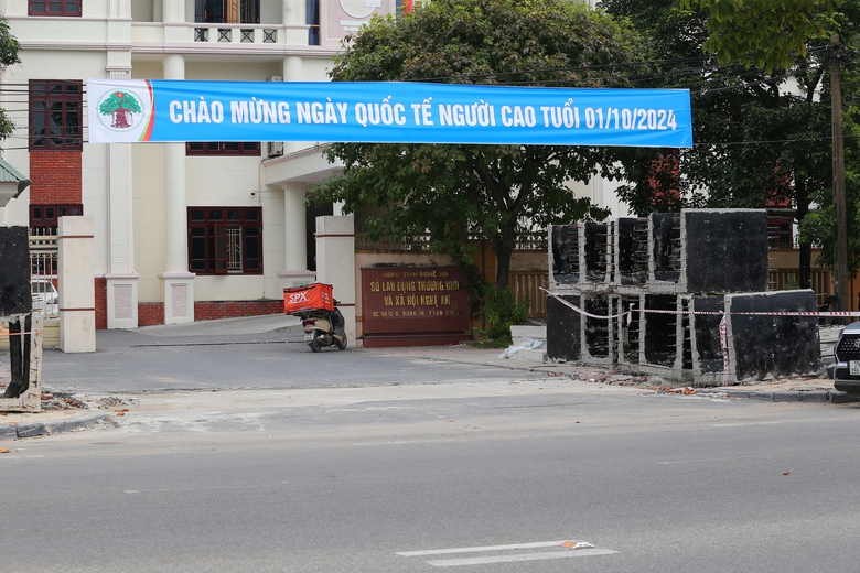 Nhiều vỉa h&egrave; ở TP Vinh bị biến th&agrave;nh b&atilde;i tập kết cấu kiện c&ocirc;ng tr&igrave;nh- Ảnh 9.