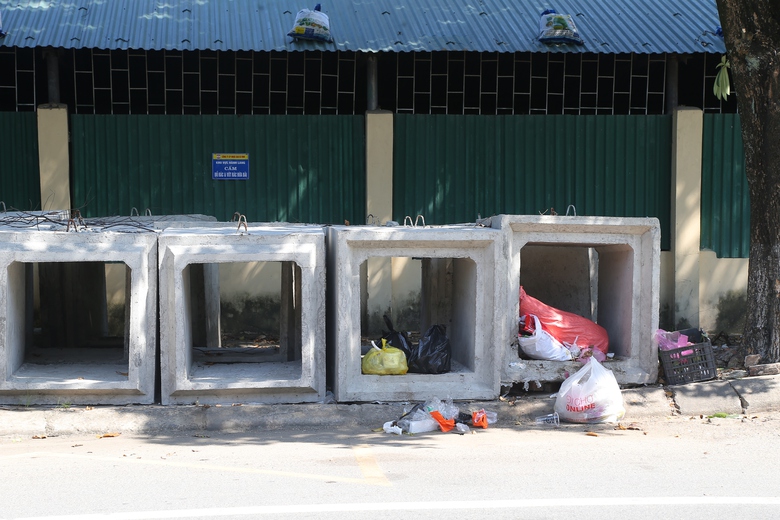 Nhiều vỉa h&egrave; ở TP Vinh bị biến th&agrave;nh b&atilde;i tập kết cấu kiện c&ocirc;ng tr&igrave;nh- Ảnh 5.