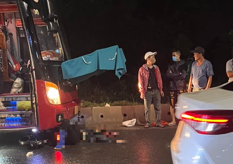 Tai nạn với xe kh&aacute;ch tr&ecirc;n đường đi l&agrave;m về, một phụ nữ tử vong- Ảnh 1.