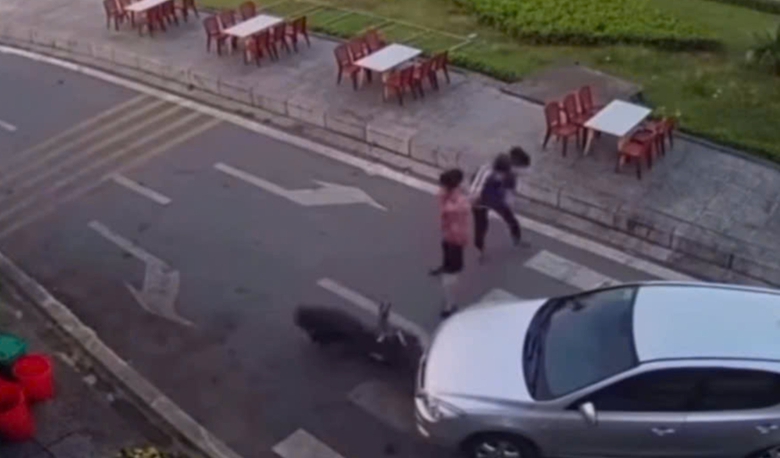 T&agrave;i xế &ocirc; t&ocirc; đi v&agrave;o đường một chiều, chặn đ&aacute;nh "dằn mặt" nam sinh đi xe điện- Ảnh 1.