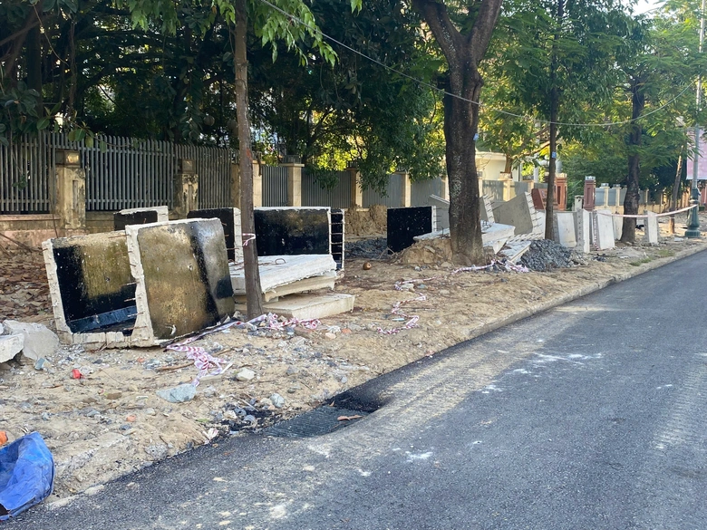 Nhiều vỉa h&egrave; ở TP Vinh bị biến th&agrave;nh b&atilde;i tập kết cấu kiện c&ocirc;ng tr&igrave;nh- Ảnh 13.